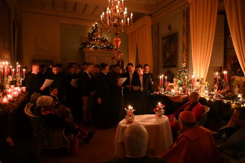 Le séminaristes chantent le traditionnel <i>Minuit Chrétiens</i>